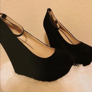 Black wedges